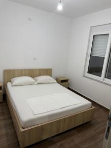 Ένα ή περισσότερα κρεβάτια σε δωμάτιο στο Bregvija Apartments