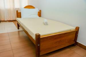 Una cama o camas en una habitación de Caritas Rest
