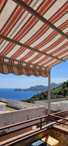 toldo sobre una mesa con vista al mar en Casa Vittoria, en Letojanni