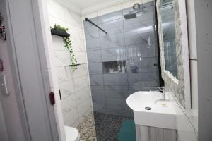 Un baño de Uvongo Cabanas 10A 18 fotos más