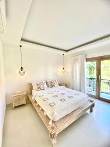 塞米亚克NEW Villa Indah Seminyak 3BR Private Pool的一间带大床和大窗户的卧室