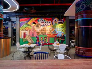 Tru by Hilton Lao Cai City Riverside餐厅或其他用餐的地方