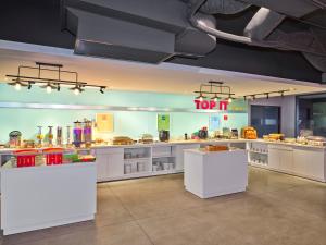 老街市Tru by Hilton Lao Cai City Riverside的一家有白色柜台和局部分泌学家标志的快餐店