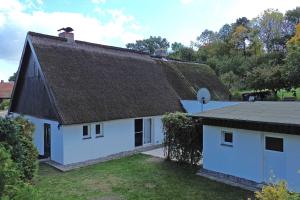 a white house with a black roof at Usedomer Landhaus in Kamminke
