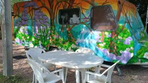 una mesa y sillas frente a una furgoneta en Caravane, en Saligny-sur-Roudon 1 foto más