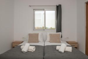 1 dormitorio con 1 cama grande con almohadas y ventana en Elhasa Laganas Villa BY "ELITE", en Laganas 24 fotos más