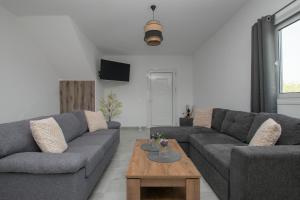 Una sala de estar con dos sofás y una mesa de café. en Elhasa Laganas Villa BY "ELITE", en Laganas