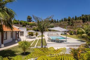 an aerial view of a house with a swimming pool at Casa Mi Arcadia in El Paso