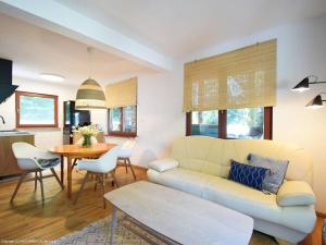 a living room with a couch and a table at W Moim Ogrodzie in Wisełka