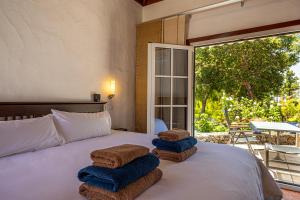 a bedroom with a bed with towels on it at Casa Mi Arcadia in El Paso +30 photos