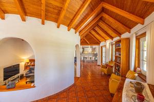 an open living room with a vaulted ceiling at Casa Mi Arcadia in El Paso