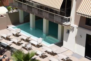 Bazén v ubytování Hotel Leon D'oro nebo v jeho okolí