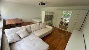 Posezení v ubytování Ludwig- 2 Room Apartment direkt at Oktoberfest - 10 min walk to Old Town- 4 min walk to 2 diff U-Bahn stations & PARKING AVAILABLE + 22 fotografií