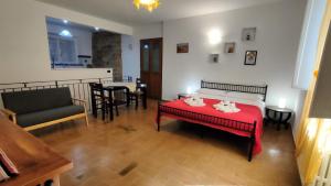 un soggiorno con un letto, un tavolo e delle sedie di 4 minuti da San Carlo Acutis, 8 ospiti, 140 mq, ALL'OMBRA DI SANTA CHIARA, Piano Terra 2 Ingressi 3 Camere 2 Bagni, Idromassaggio, Perfetto - La nostra Forza è PRESENZA LIVE 24-7, MyAssisiSuite, più di un semplice Appartamento - MÓWIMY PO POLSKU ad Assisi Altre 52 foto