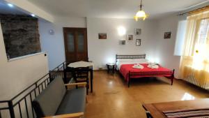una camera da letto con un letto con una coperta rossa di 4 minuti da San Carlo Acutis, 8 ospiti, 140 mq, ALL'OMBRA DI SANTA CHIARA, Piano Terra 2 Ingressi 3 Camere 2 Bagni, Idromassaggio, Perfetto - La nostra Forza è PRESENZA LIVE 24-7, MyAssisiSuite, più di un semplice Appartamento - MÓWIMY PO POLSKU ad Assisi