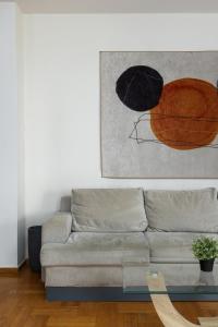 - un salon avec un canapé et un tableau dans l'établissement Houseloft Koromila Sea View, à Thessalonique 36 autres photos