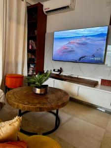 Μια τηλεόραση ή/και κέντρο ψυχαγωγίας στο Maison spacieuse, sécurisée et climatisée