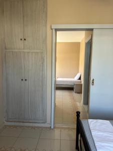 A bed or beds in a room at Blue Wave