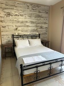 A bed or beds in a room at Blue Wave