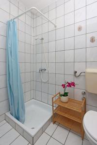 Ένα μπάνιο στο Apartments with WiFi Crikvenica - 5555