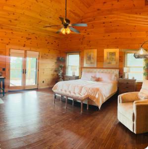 Ένα ή περισσότερα κρεβάτια σε δωμάτιο στο Luxury Mtn Log Home- Sevier Lodge at May Ridge +74 φωτογραφίες