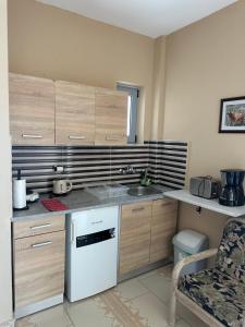 A kitchen or kitchenette at Blue Wave