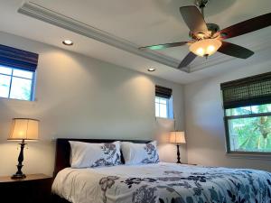 ワイコロアにあるFully equipped 2BR gem in quiet spot in Kulalaniのベッドルーム(シーリングファン、ベッド付) +40枚の写真