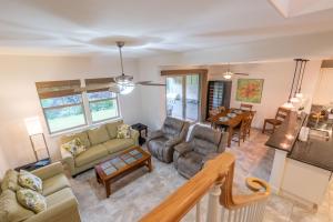 ワイコロアにあるFully equipped 2BR gem in quiet spot in Kulalaniのソファとテーブルのあるリビングルーム