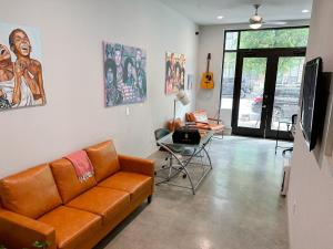 Sentral East Austin at 1614 E Sixth的电视和/或娱乐中心