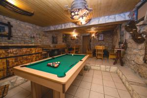 Zimmer mit Billardtisch und Bar in der Unterkunft Heaven Country House in Visoka