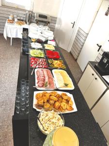 プシェムィシルにあるMotel Restのさまざまな種類の食べ物が並ぶビュッフェライン