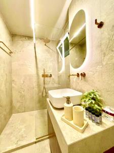 Ένα μπάνιο στο THE APPARTMENT iN THE CITY CENTER +11 φωτογραφίες