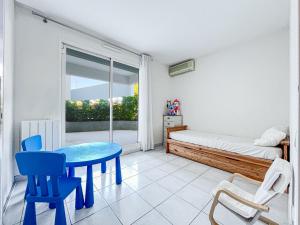 una stanza con un tavolo, sedie e un letto di Grand bleu Front de Mer Magnifique 3 Pièces garage a Antibes