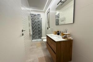 Ένα μπάνιο στο Zenith - Luxury Suites
