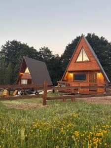 Cette grande cabine en bois est mansardée. dans l'établissement Cottage forest hill 2, à Žabljak