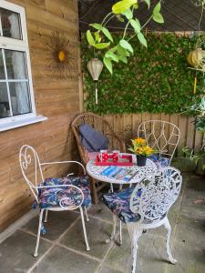 un tavolo e due sedie su un patio di Hillside Launceston Cornwall a Launceston Altre 35 foto