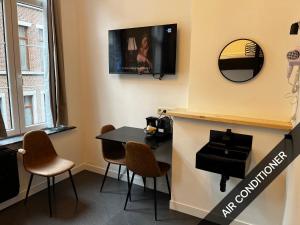 a room with a table and chairs and a mirror at BED Pepin in Namur