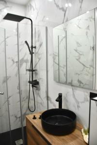 a bathroom with a black sink and a shower at Nómada Orzán bajo in A Coruña