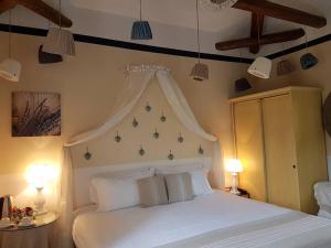 1 dormitorio con 1 cama blanca y 2 lámparas en Hotel Villa Stella en Lido de Venecia