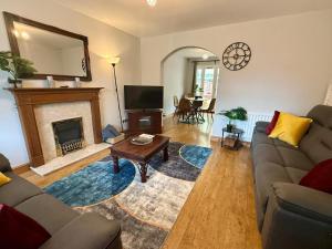 Μια τηλεόραση ή/και κέντρο ψυχαγωγίας στο Spacious 4 Bed House with parking in Wolverhampton