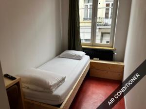 a small bedroom with a bed and a window at BED Pepin in Namur