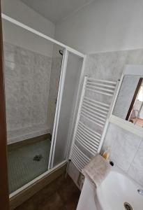 a bathroom with a shower and a white sink at Casa 44 Domoslavice u Hořic in Ostroměř +6 photos