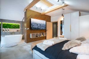 Кровать или кровати в номере Apartmanica Chalet 5A, private wellness, garage, Donovaly center