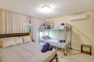Giường trong phòng chung tại Community Indoor Pool Tannersville Townhome +30 ảnh