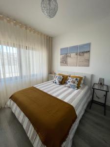 Un dormitorio con una cama grande con una ventana grande. en Madeira Home at Cliff Residence, en Santa Cruz