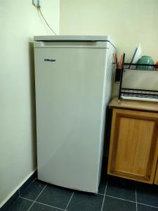 メ ルシンにあるYi Jiu Homestayの白い冷蔵庫付きのキッチンカウンター