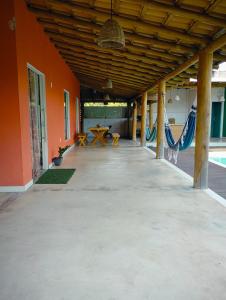 Casa Vermelha Corumbau في كورومباو: فناء فارغ مع طاولة وأراجيح