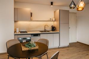 Η κουζίνα ή μικρή κουζίνα στο Olive & Wave Apartments- one minute to the beach
