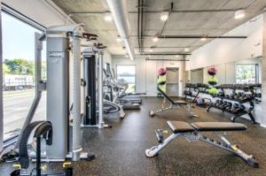un gimnasio con varias cintas de correr y bicicletas estáticas en Amazing Downtown Condo W Pool And Free Parking, en Nashville