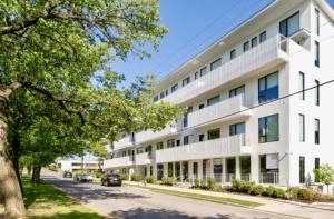Un gran edificio blanco con coches aparcados delante. en Amazing Downtown Condo W Pool And Free Parking, en Nashville